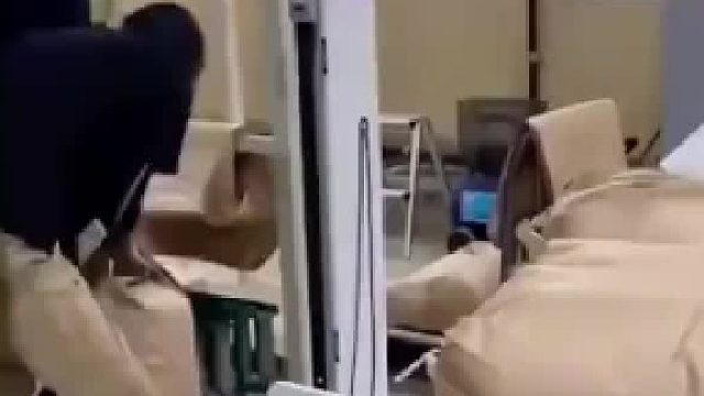 国外大厂的奇葩规定，超过15斤的产品必须用吊具，看到用手搬就罚钱