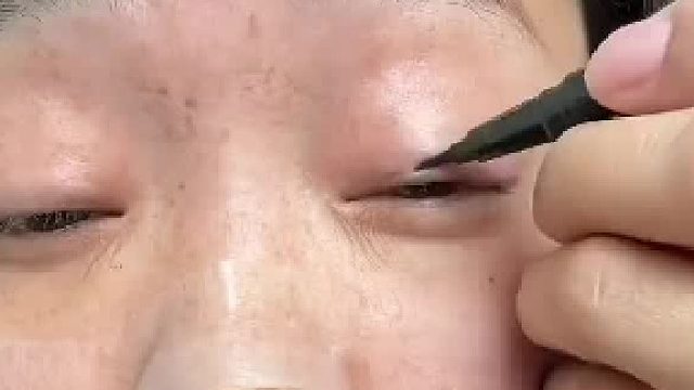 化妆“逆天版” 教程！这卡姿兰的大眼睛原来是在上面借了二亩地