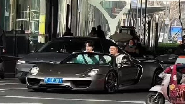开敞篷车出门 却忘记了自己的身高