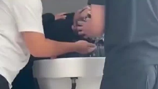 理发店洗头男子在一旁偷偷加入洗洁精，怪不得在理发店洗头三天不