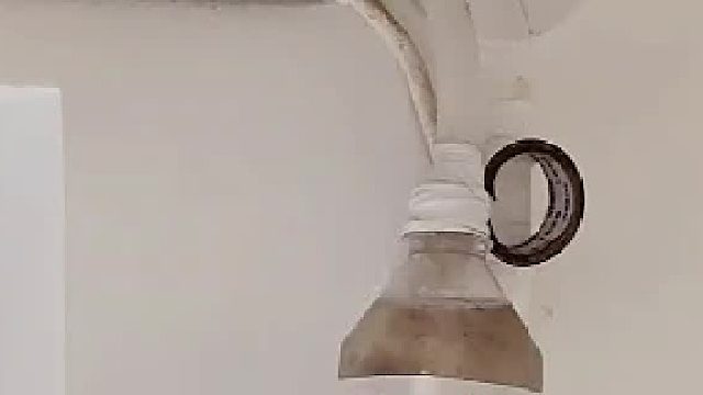 空调水管堵塞，维修师傅用一个塑料瓶解决