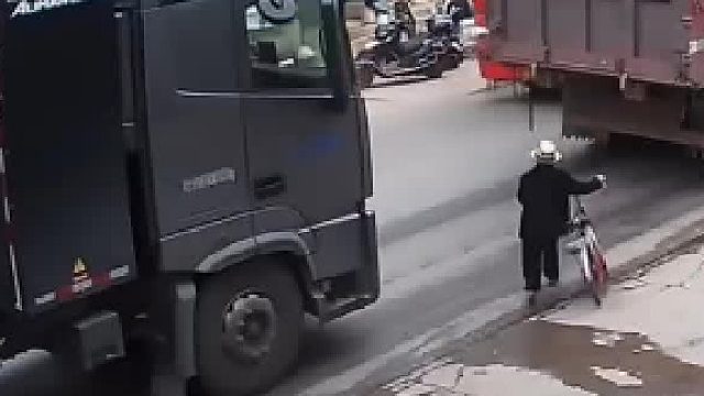 他以为谁都得让着他！