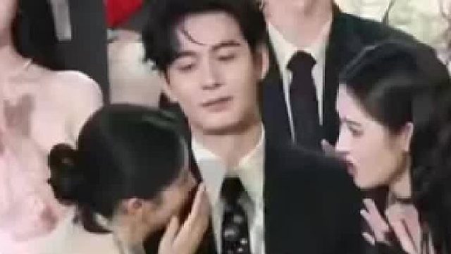 两个人的悄悄话三个人听