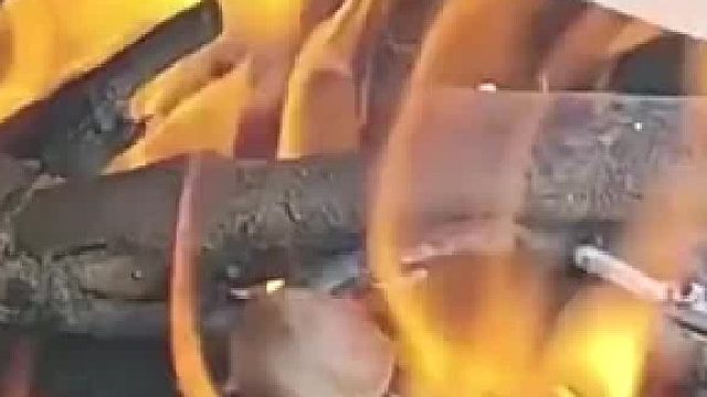 女子把板栗放在火堆里烤,板栗皮嗖一下就不见了