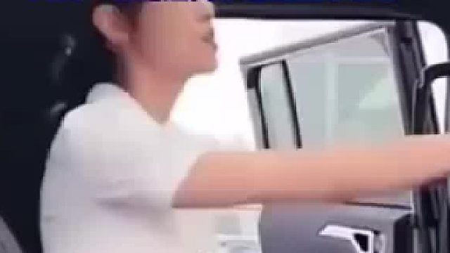 女子在直播间介绍汽车，网友：感觉这汽车销售是个行家