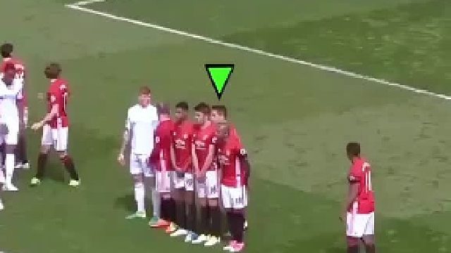 门将随后失误丢球，说明驱逐行为可能是错误决定