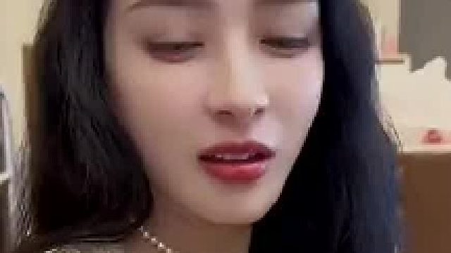 面包非要吃压扁的，女友转过身，下秒就给男友大惊喜！