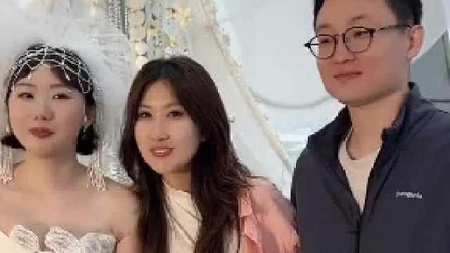 女生瞒着闺蜜和她哥偷偷恋爱，结果在闺蜜婚礼现场当众官宣