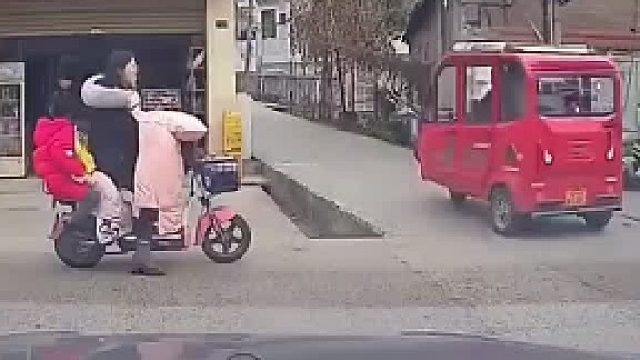 他想找个没人的地方在趴下来看