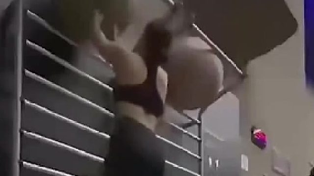 女子多次尝试拿瑜伽球无果，男子不动声色出手，瞬间解决难题