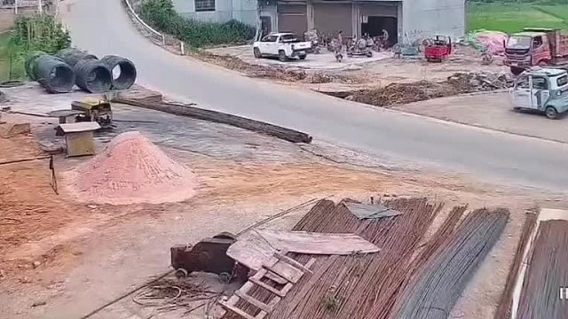 停下是事故，开走是故事！这波操作属实“装到了”！