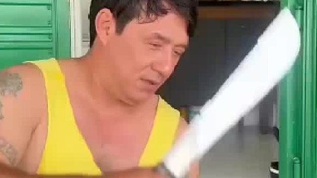 挺像！不过比成龙大哥大那么一圈儿