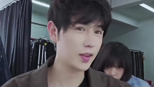 童锦程为了证明，自己跟蔓越莓是兄妹情，直接让妹子坐到腿上