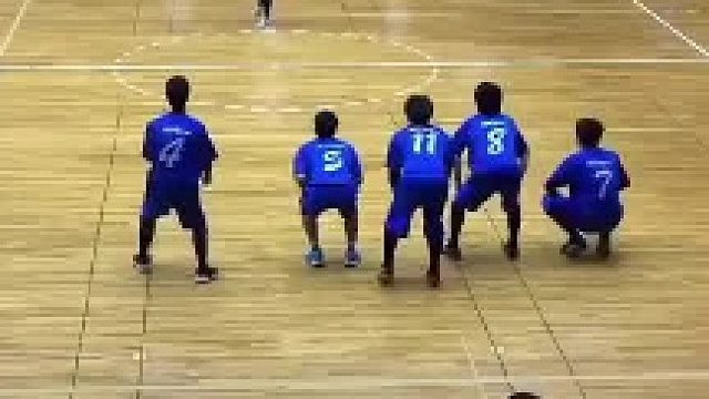 这不就是我们小时候玩的丢沙包吗？要么接住，要么躲开