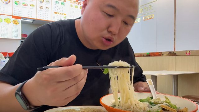 来深圳了、第一顿我选择了沙县大酒店