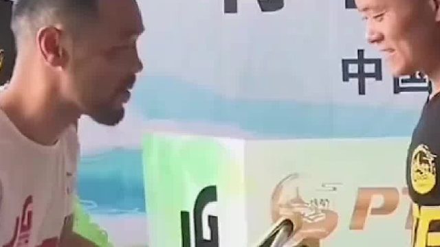 器张的日本选手送拐杖羞辱惨遭中国武瞥教官暴揍KO