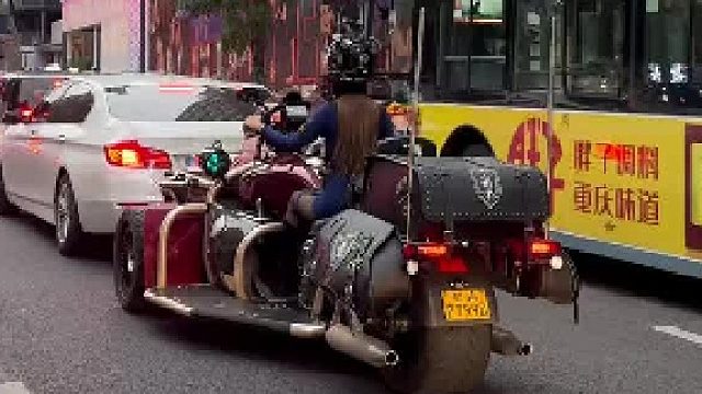 街头偶遇摩托机车路威兰盾，这也太拉风了吧，网友：摩托车中的“劳斯莱斯”