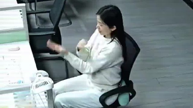 老板不在女子彻底放飞自我，一套动作下来，行云流水，网友：第二天老板反复看了9999遍监控录像