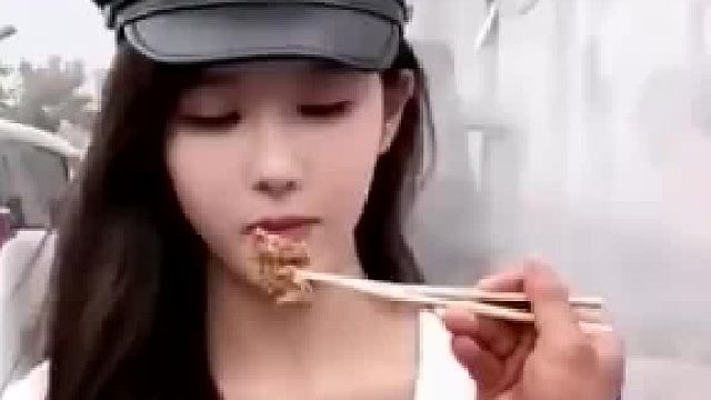 男人眼中漂亮的女网红，现实中原来是长这样，果真没有让人失望