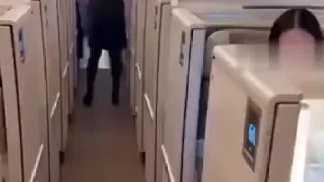 男人坐飞机，路过头等舱的美女，眼神伤害不大侮辱极强！