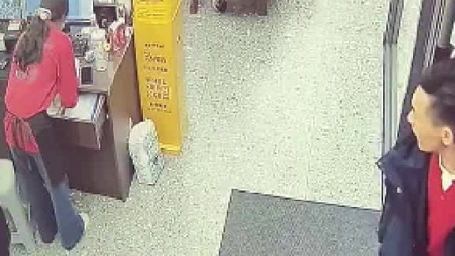 女子被酒喝多顾客骂，等父亲来了以后再也忍不住哭了出来