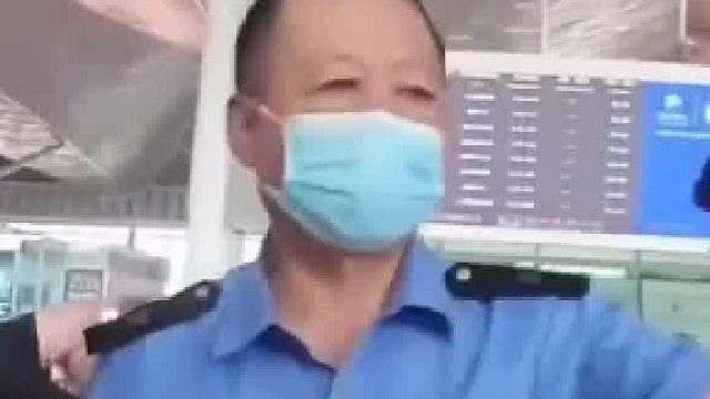 长发小伙过安检被误认性别，女安检员高情商缓解尴尬
