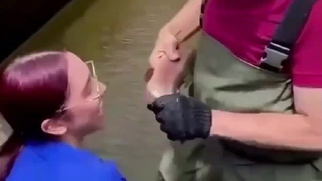 渔民破开鲑鱼肚子竟然是为了创造新的生命