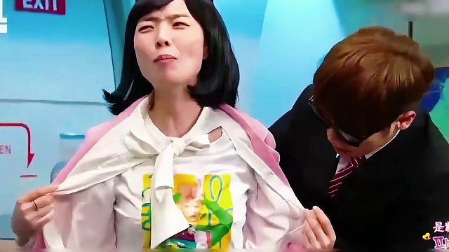 空姐介绍完今天的午餐种类