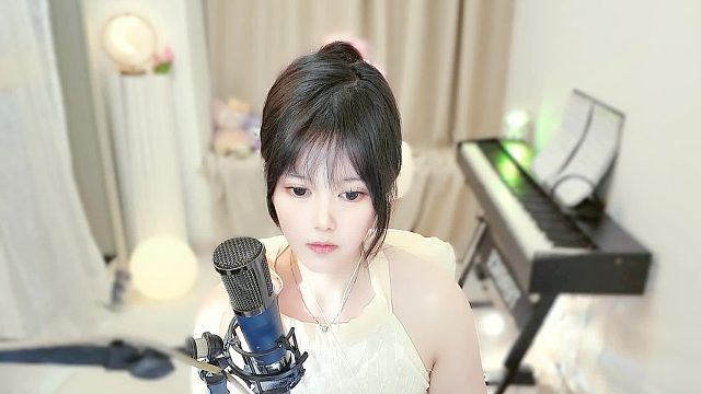 总会有人在夜里看月光~