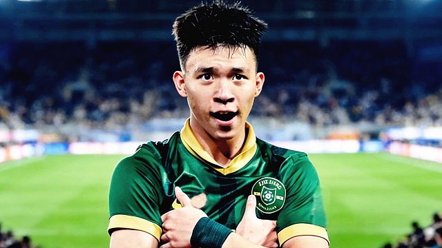 2场3球！19岁王钰栋晃过门将轰双响，模仿偶像姆巴佩庆祝