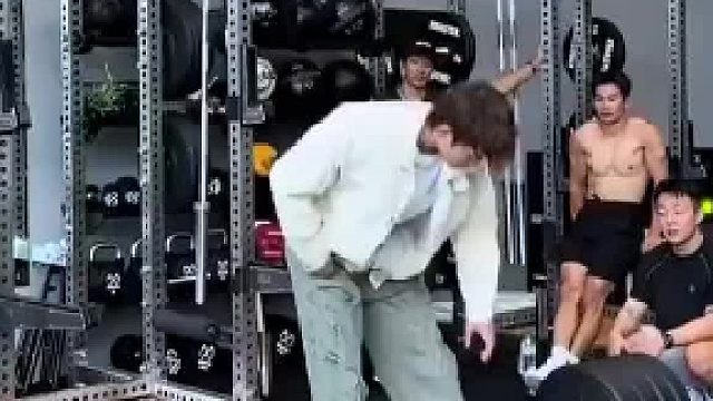 别人两只手都拉不起来的杠铃，男孩一只手就可以了