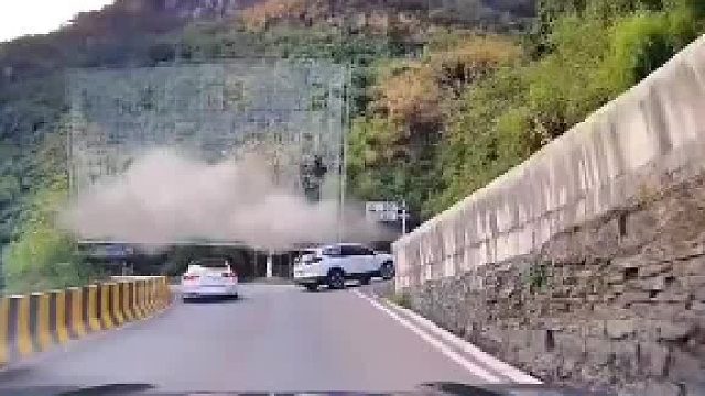 不懂掉头就多看指示！看我示范一下标准掉头方式！