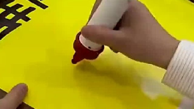 超市员工手写价格标签，看着奇怪 摆上去看就正常了