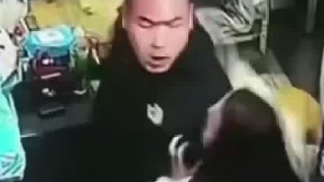 对面依然来一句，你只会躲女人后面呢