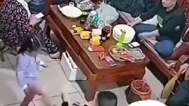 多少二胎家庭亏了老大，妹妹没事找事，哥哥还手后……