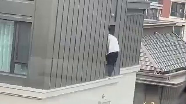 男子被情敌抓包，紧急跃窗逃生引发一场尴尬“自由落体”