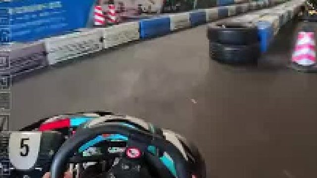 男子玩卡丁车遭他人撞击，下一秒对方后悔都来不及，网友：停好车