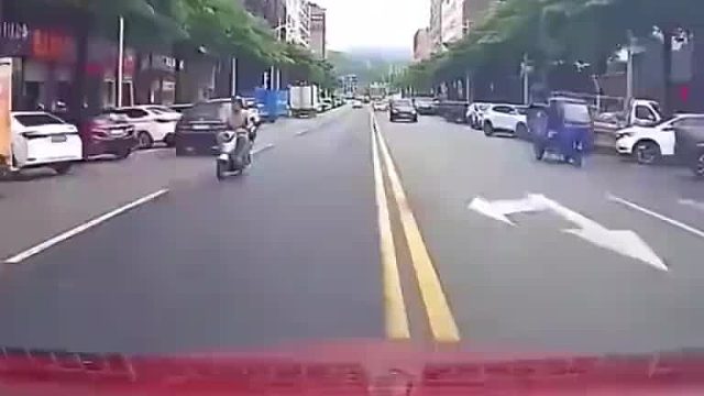 开车男子违规掉头，没想到下一秒就撞上了
