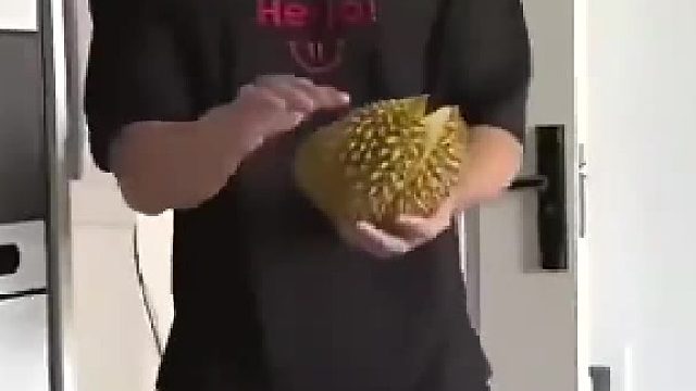 老公给媳妇拿榴莲，媳妇看到大块的想换不料...网友建议下载反诈APP