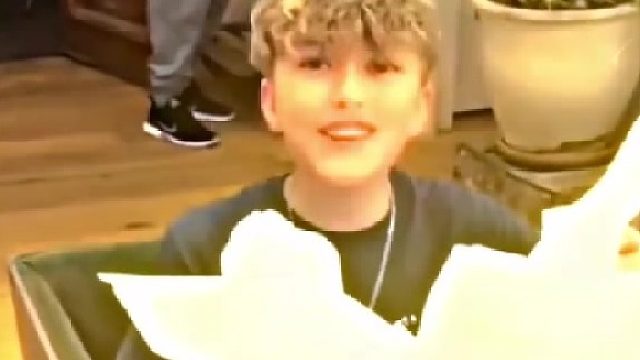 母爱有声，父爱无言