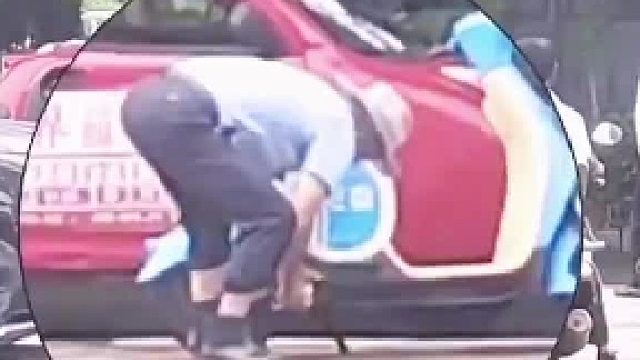 这老伯着实顽皮得很呐