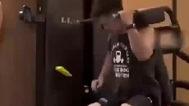 小伙练身房遇到爱情一个小举动