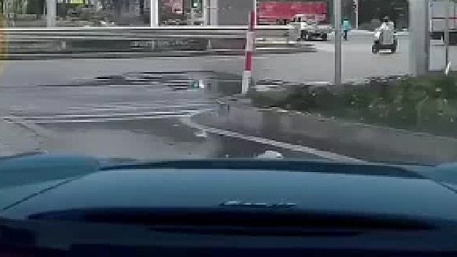 一看到这个电车，直觉告诉我要按喇叭，没想到他只顾着自己骑