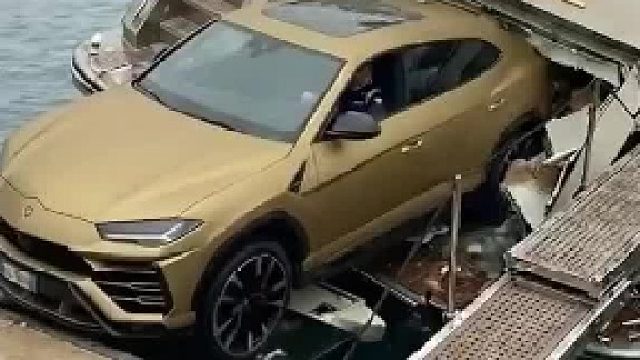 游艇上开豪车直接冲海里！