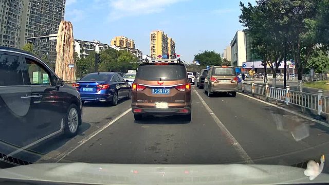 有人来说说怎么回事吗？一脚油门就溜了