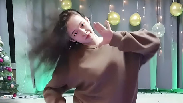 俄罗斯姑娘才艺表演24.01.17_铁锤(安吉丽娜)00