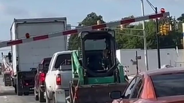 出入火车道口一定得留好安全距离