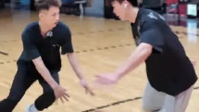 不减速变向  胯下震荡运球