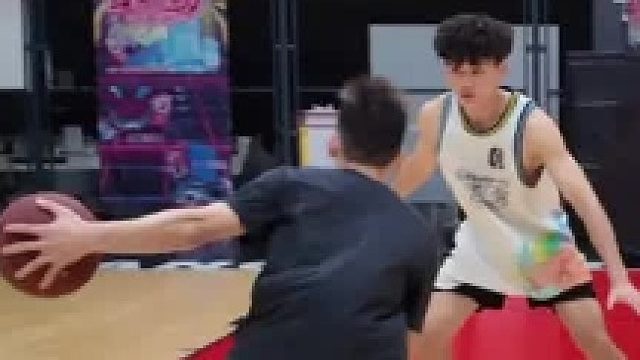 不会调动防守人，试试 横移 延伸步 变向