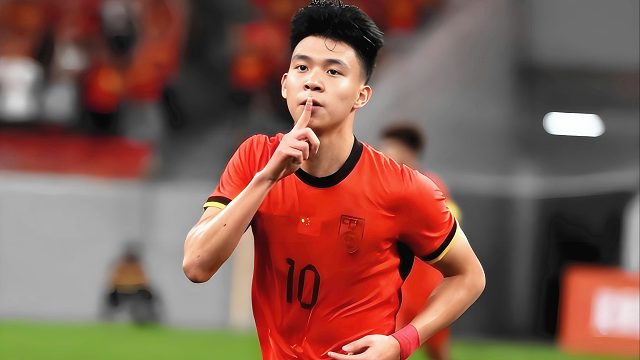 年轻气盛！19岁王钰栋敷衍记者采访，名嘴董路为国足新星发声